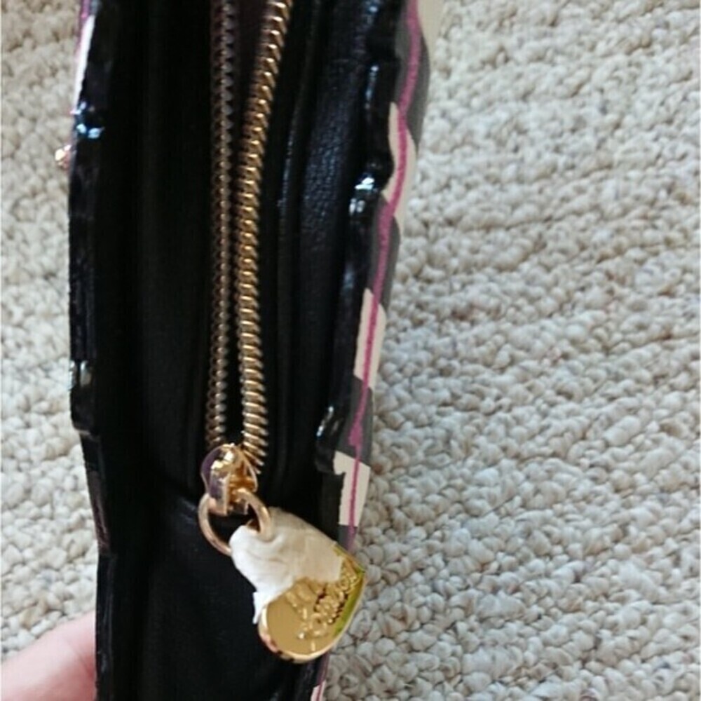 Super fun Betsey Johnson Glitter lips Mirror wristlet - Picture 5 of 12